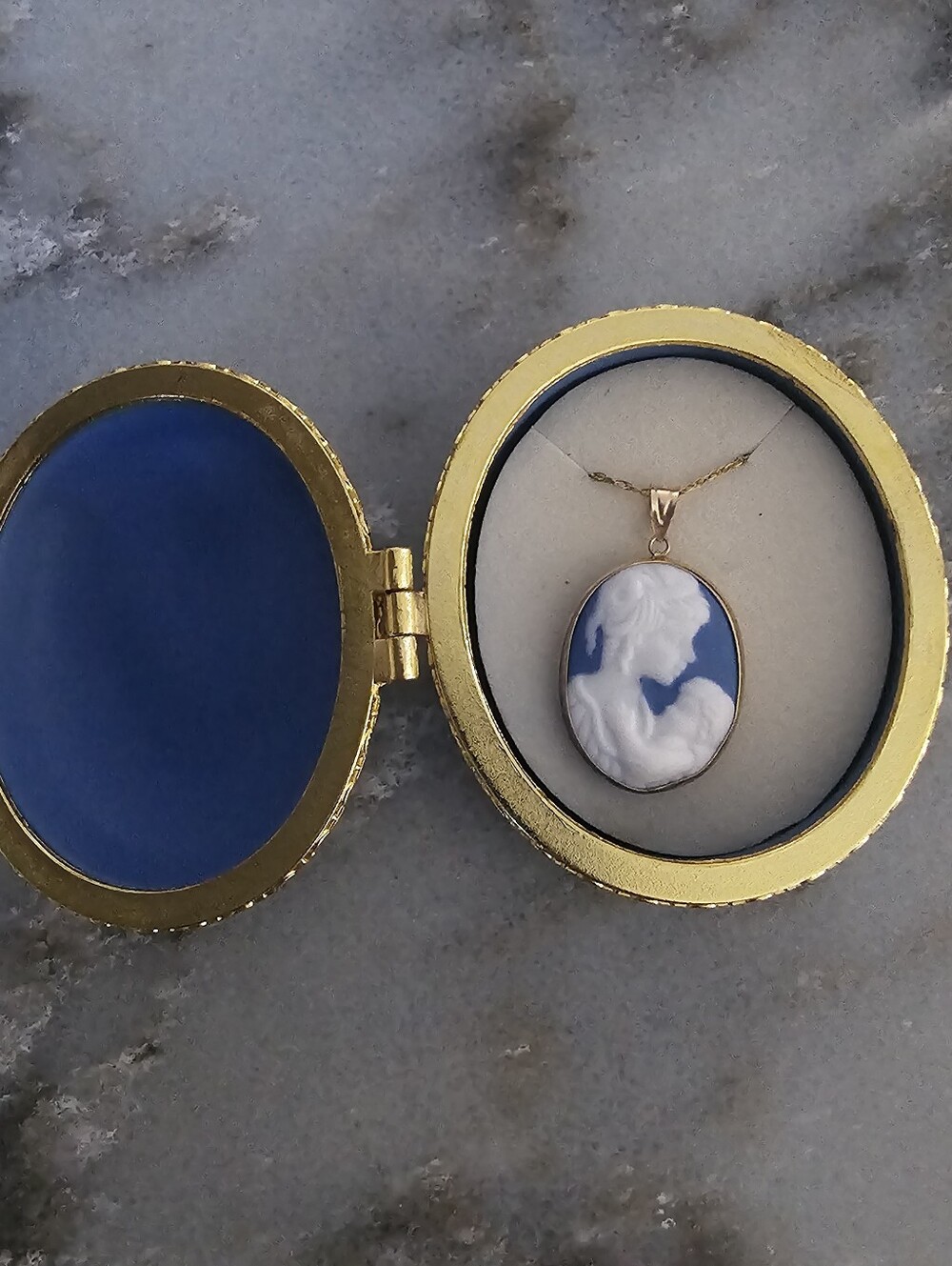 Jacmel JCM 10K Yellow Gold Mother and Baby Cameo Pendant Set Blue Porcelain Box